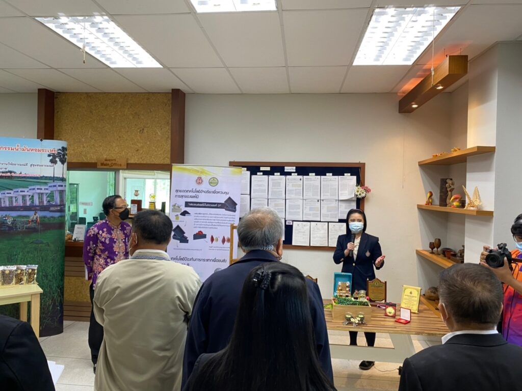 ผู้ว่าจ.นครศรีธรรมราช เยี่ยมชมศูนย์นวัตกรรมน้ำมันหอมระเหย