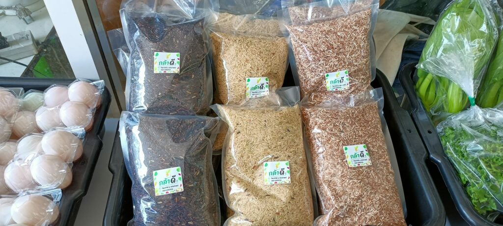 อุตสาหกรรมกระบี่ดูงานที่ศูนย์สาธิตเกษตรฯ