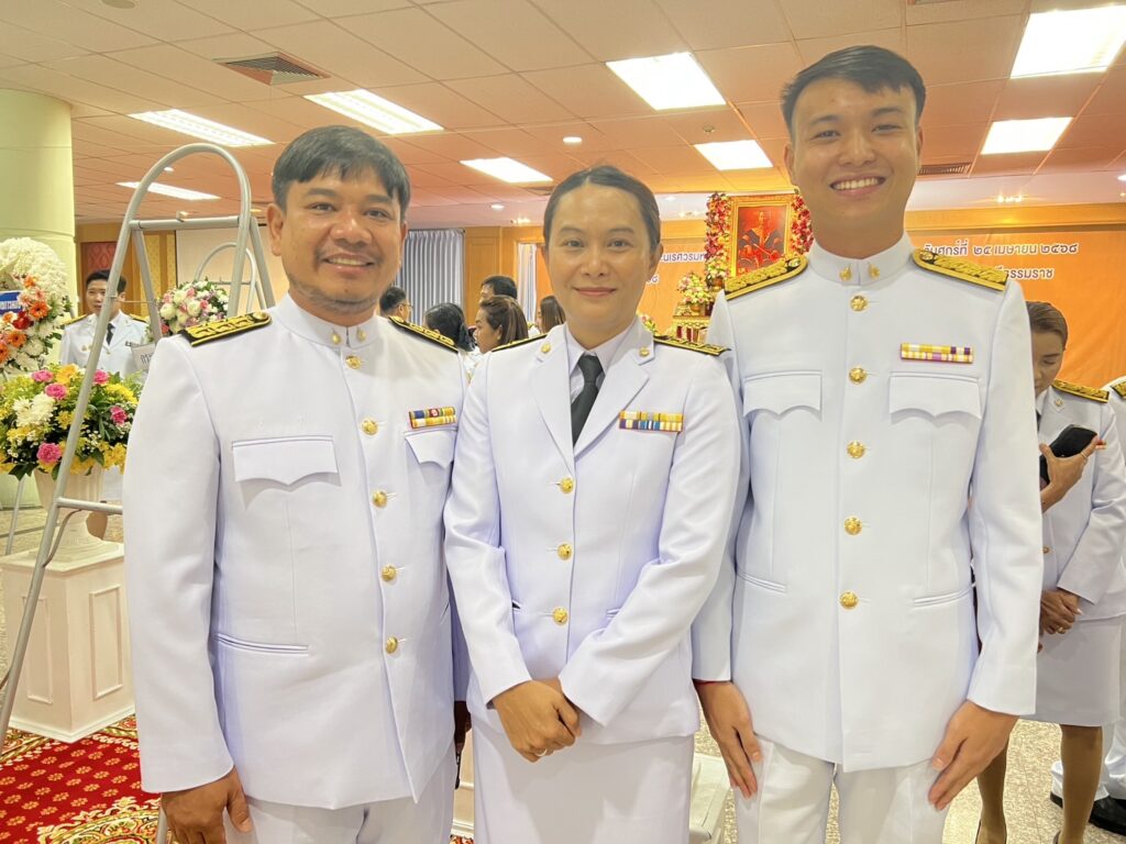 เข้าร่วมพิธีถวายเครื่องราชสักการะ