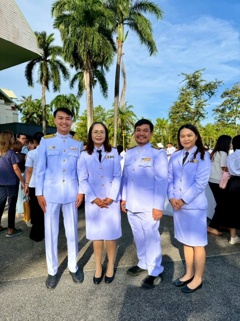 ร่วมพิธีถวายพระพรชัยมงคล