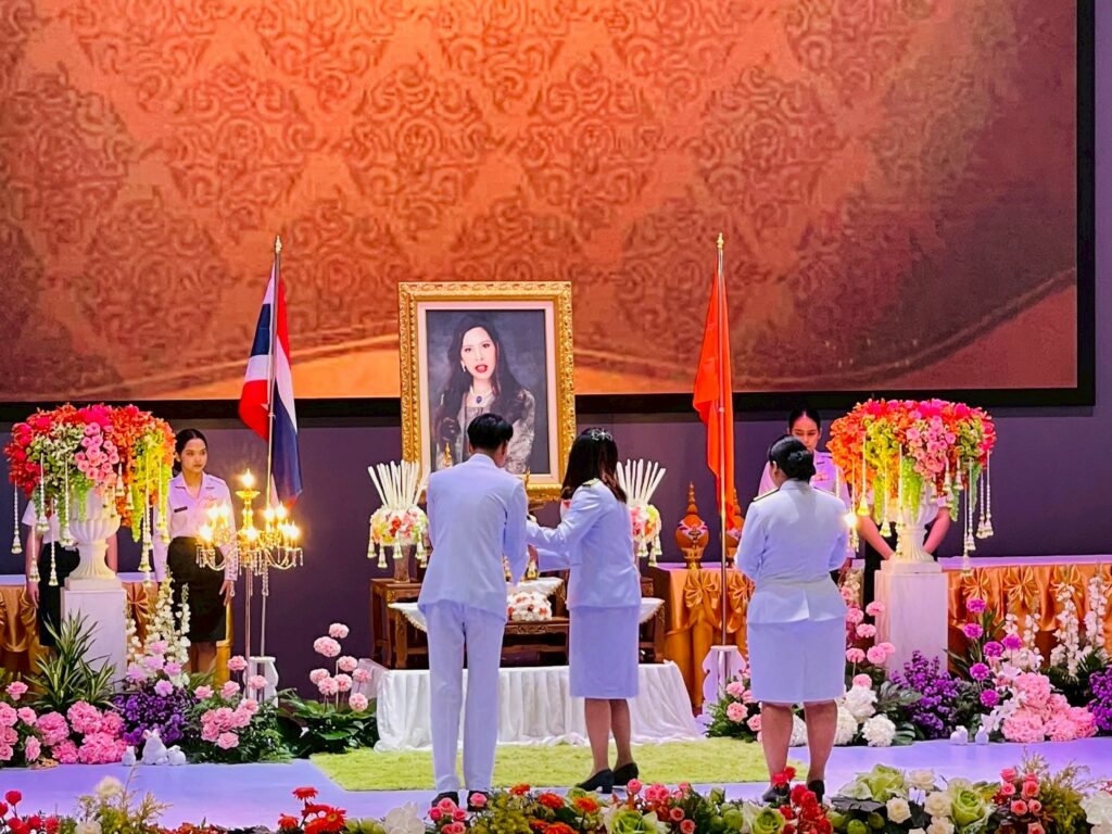 ร่วมพิธีถวายพระพรชัยมงคล