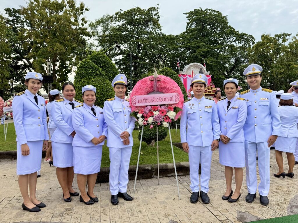 เข้าร่วมพิธีวางพวงมาลา