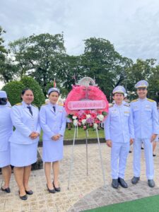 เข้าร่วมพิธีวางพวงมาลา