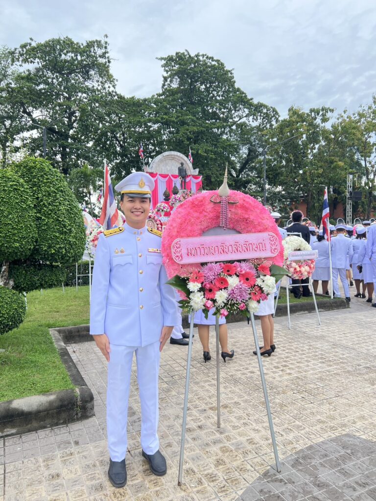 เข้าร่วมพิธีวางพวงมาลา